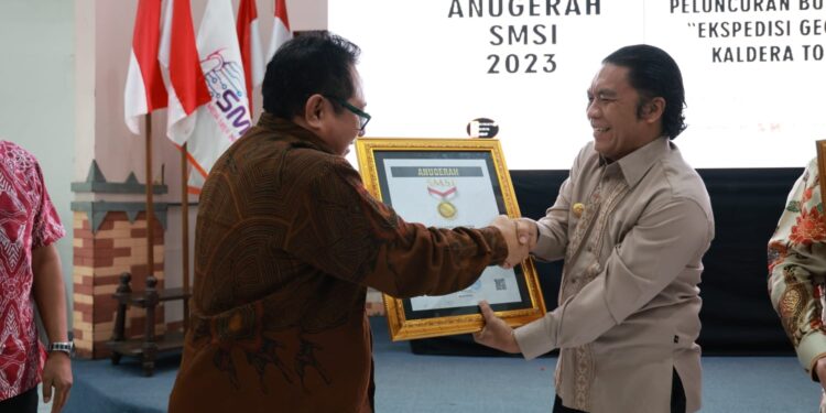 Berkontribusi Atas Pembangunan Pers, Pj Gubernur Banten Al Muktabar Raih Anugerah Sahabat Pers SMSI