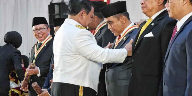 Muzani dan Dasco Terima Penghargaan Dharma Pertahanan Utama dari Menhan Prabowo