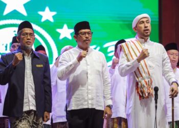 Berselawat di Demak, Pj Gubernur : Ini Bentuk Ikhtiar Lahir Batin demi Jateng Lebih Baik