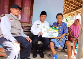 Pj Bupati Kudus Serahkan Bantuan Korban Angin Kencang