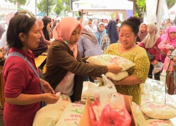Penuhi Kebutuhan Warga, Pemkab Rembang Gelar Pasar Murah
